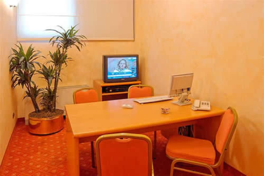 Hotel Raffaello Milan Exterior photo